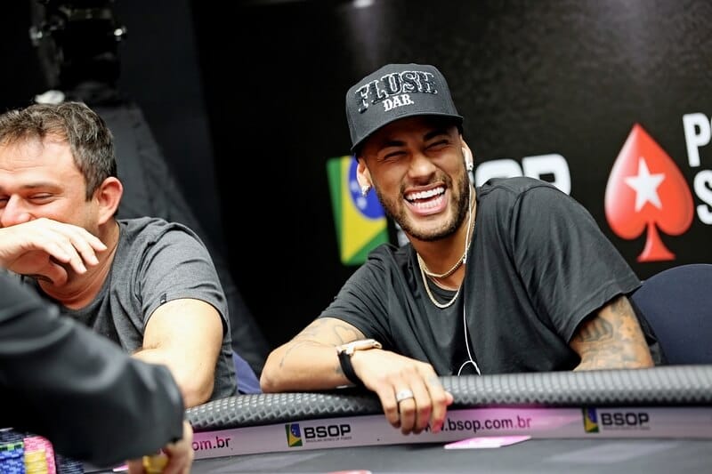 Neymar nie nudzi się podczas kontuzji. Brazylijczyk liderem turnieju pokerowego Obraz wpisu