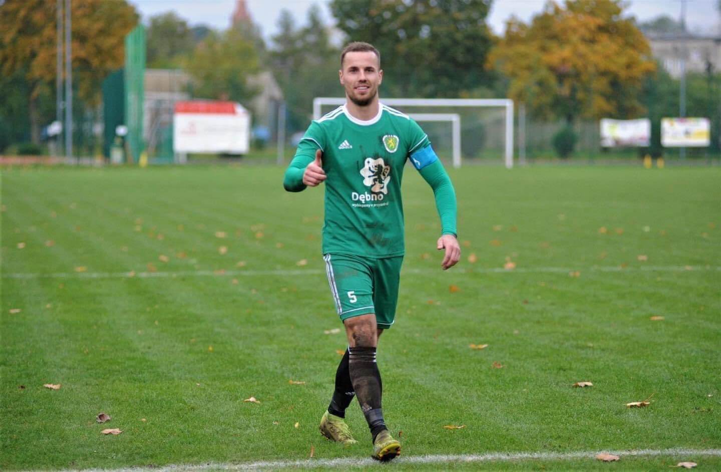 Piłkarz IV-ligowego klubu uratował dwójkę dzieci z pożaru. Okupił to podtruciem dymem Obraz wpisu