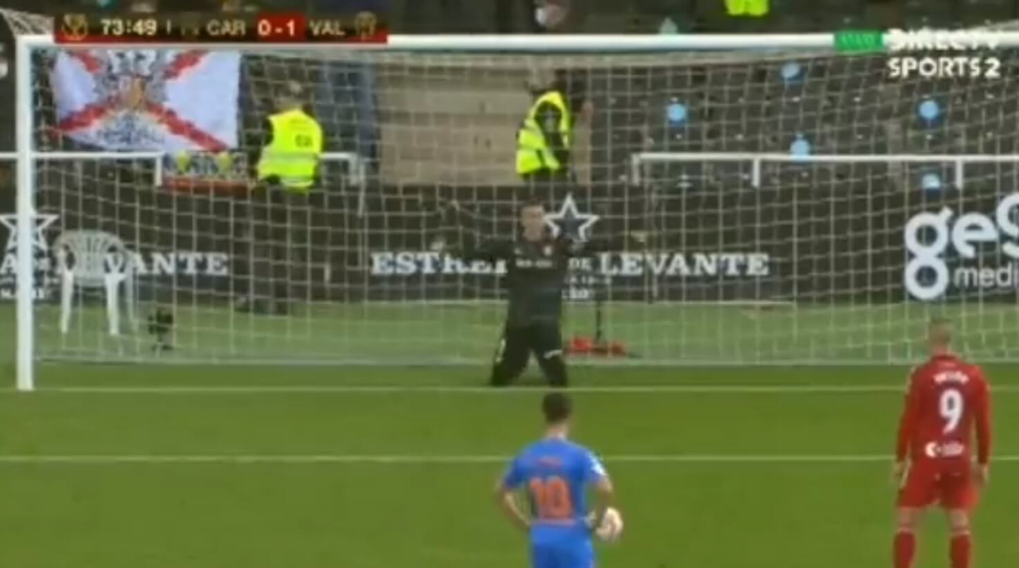 Niecodzienne zachowanie bramkarza w Pucharze Króla. Padł na kolana i próbował powstrzymać strzelca karnego [WIDEO] Obraz wpisu