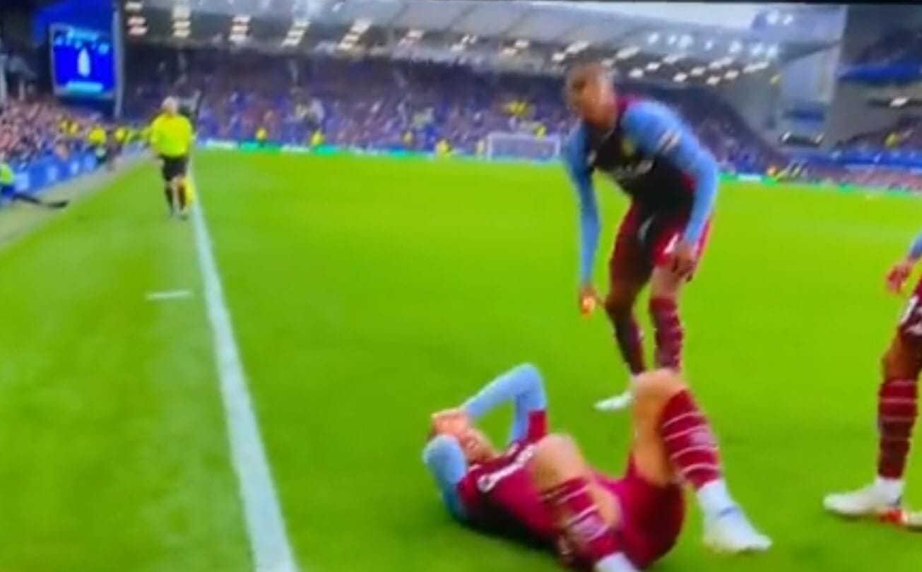 Kibice Evertonu wściekli po golu Aston Villi. Matty Cash oberwał butelką w głowę [WIDEO] Obraz wpisu