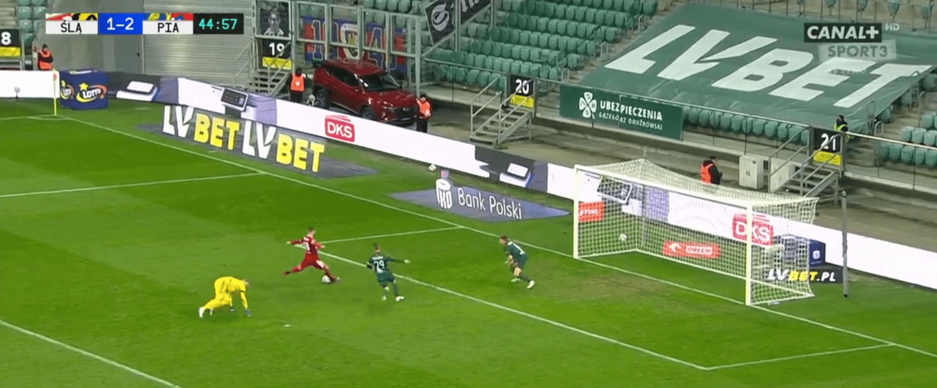 Niesamowita kontra Piasta Gliwice! Kamil Wilczek zabawił się z obroną [WIDEO] Obraz wpisu