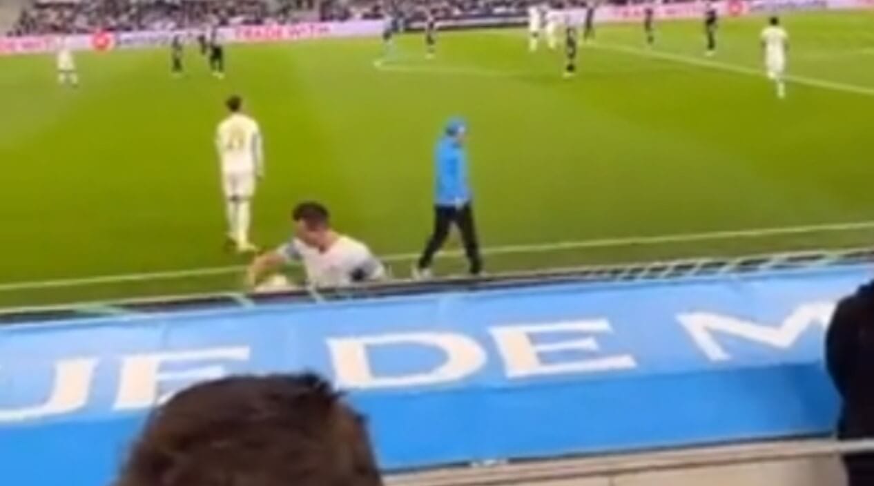Kibic Marsylii nagrał reakcję Milika na zmianę. Wściekły Polak wyżył się na butelce wody [WIDEO] Obraz wpisu