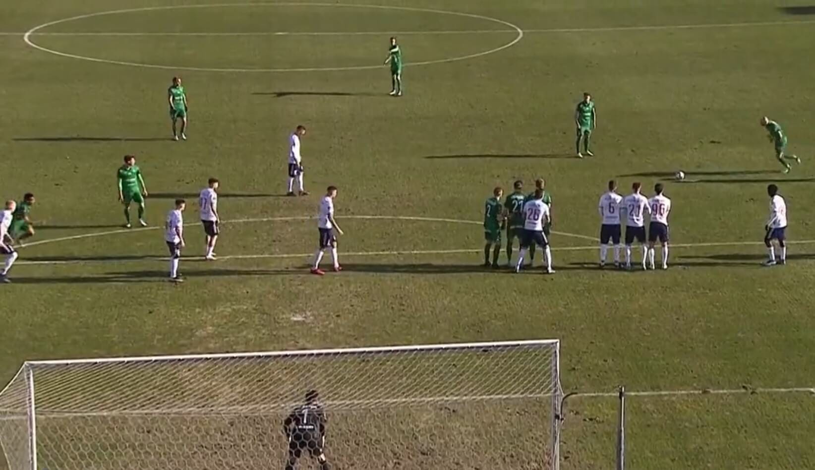 Przepiękna bramka Łukasza Trałki! Z rzutu wolnego prosto w okienko [WIDEO] Obraz wpisu