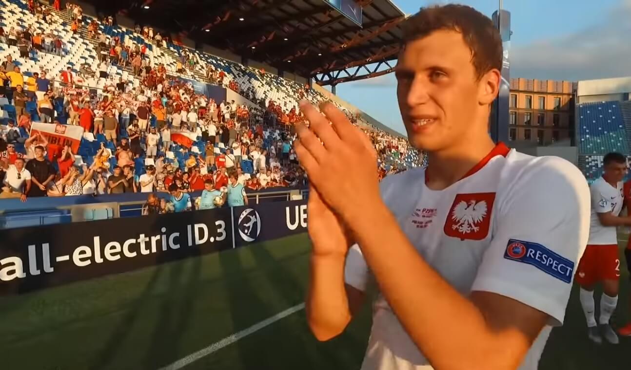 Krystian Bielik skomentował sprokurowany rzut karny. „Bardziej mnie kopnął” Obraz wpisu