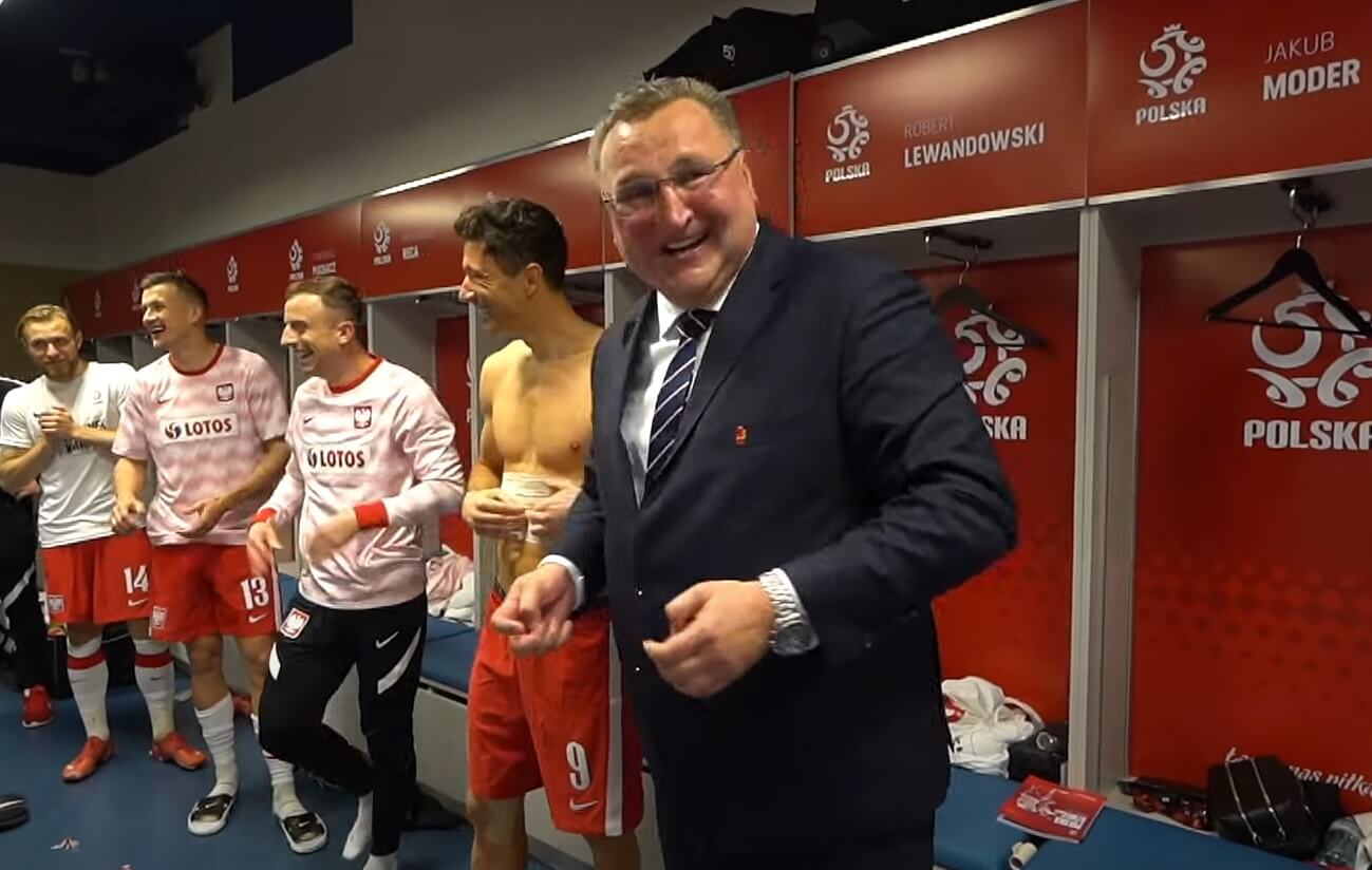 Michniewicz rozbawił piłkarzy w pomeczowej przemowie [WIDEO] Obraz wpisu