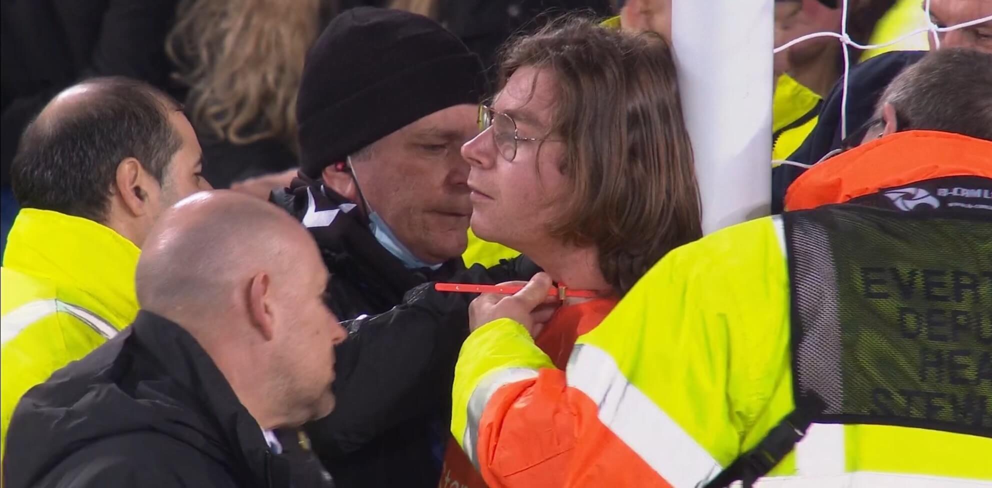 Zamieszanie w Premier League. Kibic trytytką przywiązał się do słupka [WIDEO] Obraz wpisu