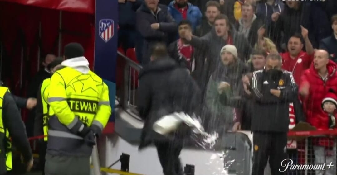Manchester United odpadł z Ligi Mistrzów. Brytyjscy kibice obrzucili Diego Simeone przedmiotami [WIDEO] Obraz wpisu