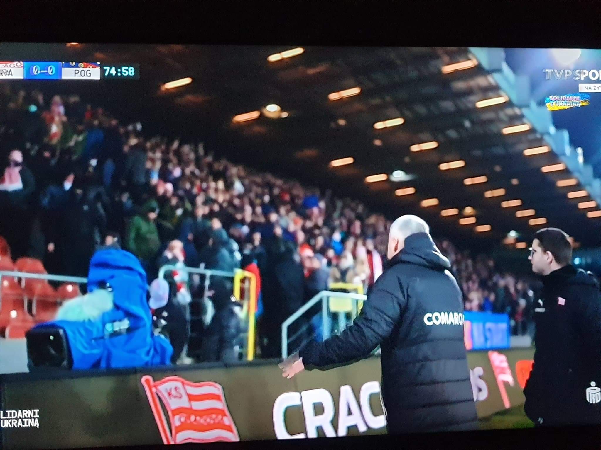 Zamieszki na stadionie Cracovii. Trener Zieliński uspokajał kibiców [WIDEO] Obraz wpisu