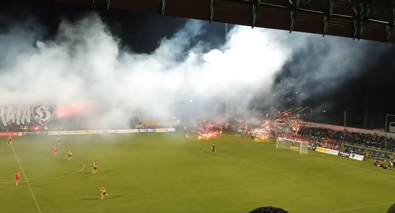 Starcie kibiców podczas meczu 1. Ligi. Spotkanie zostało przerwane [WIDEO] Obraz wpisu