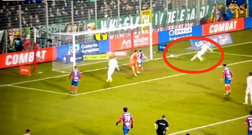 Dwa kiksy w meczu Ekstraklasy. Niesamowite pudła z kilku metrów [WIDEO] Obraz wpisu