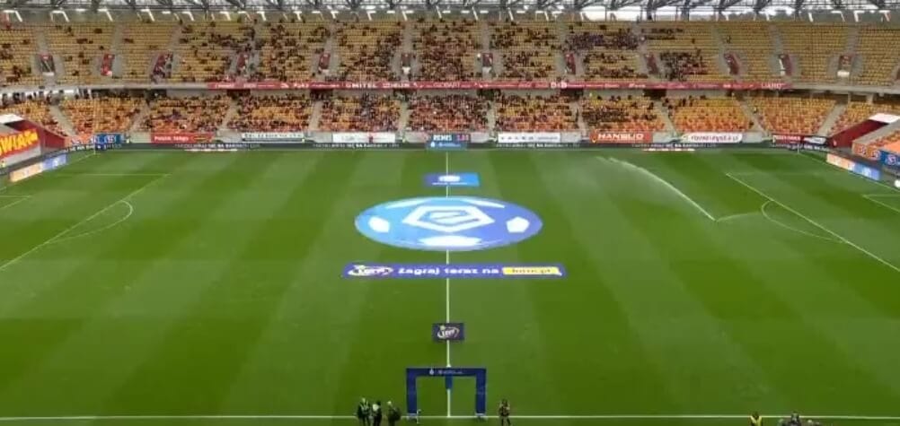 Nietypowa zapowiedź meczu Ekstraklasy. Komentator nawiązał do Young Leosii. „Dajcie hałas” [WIDEO] Obraz wpisu