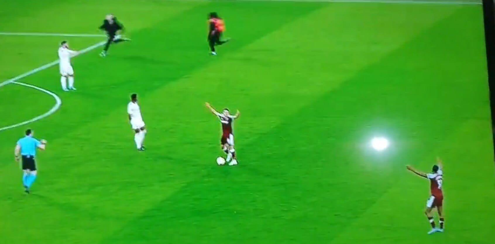 Kuriozalna sytuacja w ćwierćfinale Ligi Europy. Kibic West Hamu przeszkodził ukochanej drużynie w zdobyciu bramki [WIDEO] Obraz wpisu