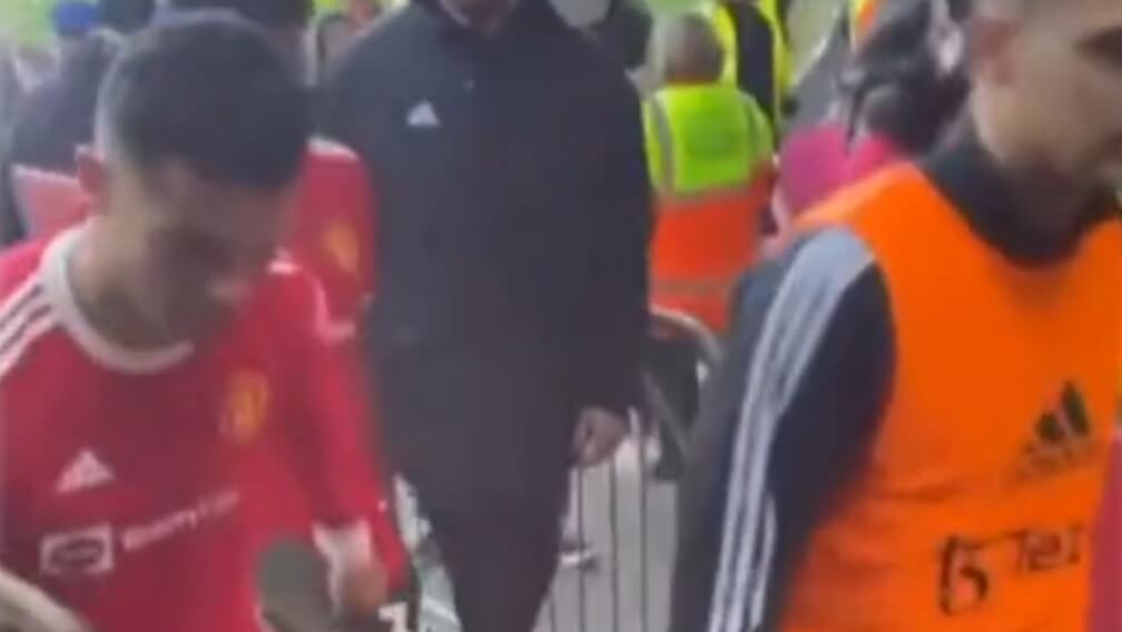Wściekły Ronaldo rozbił telefon młodego kibica po porażce z Evertonem. Później przeprosił i zaprosił na Old Trafford [WIDEO] Obraz wpisu