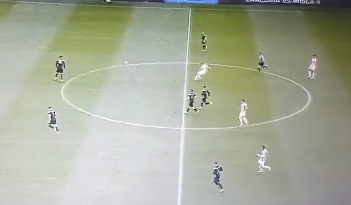 Odważna próba Rivaldinho z połowy boiska. Bramkarz odprowadził piłkę wzrokiem… na aut [WIDEO] Obraz wpisu