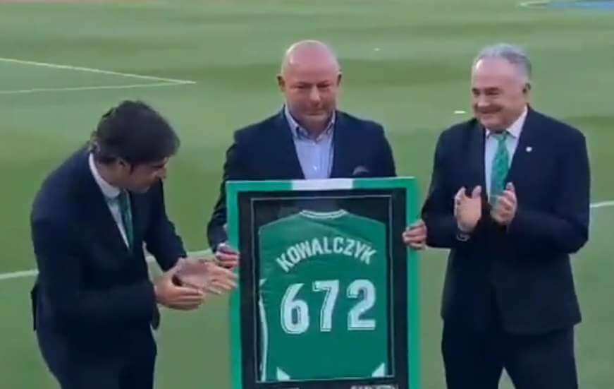Wojciech Kowalczyk został uhonorowany przez Real Betis. Zaskakujący numer na koszulce Obraz wpisu