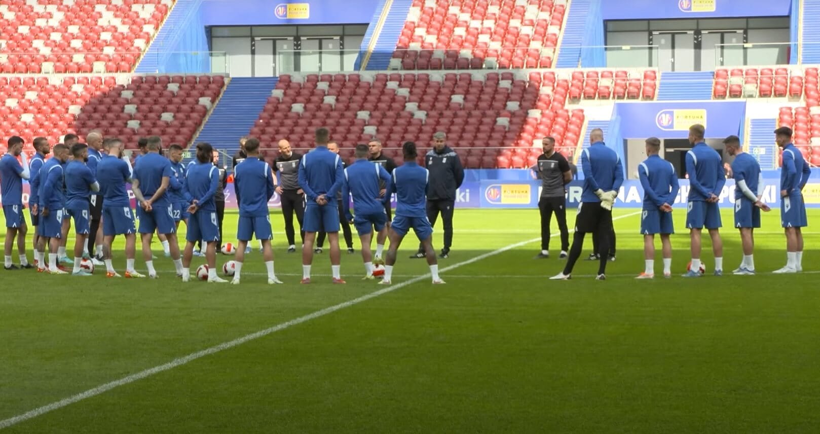 Kibice wysyłali wiadomości do piłkarzy Lecha. „Prosili o opóźnienie spotkania” Obraz wpisu