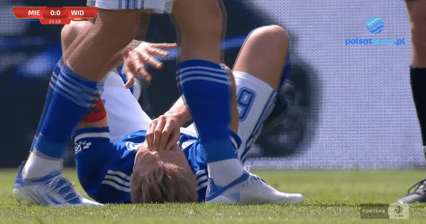Niecodzienna sytuacja w 1. lidze. Sędzia złamał piłkarzowi nos [WIDEO] Obraz wpisu