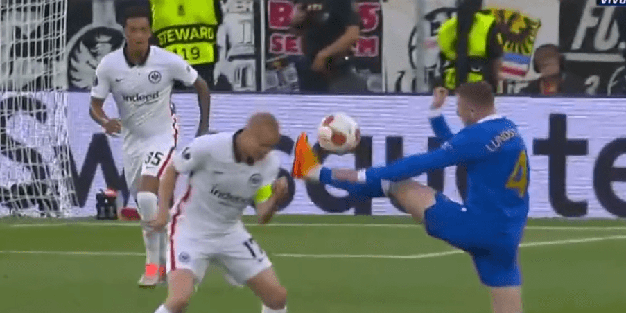 Ostre starcie w finale Ligi Europy. Piłkarz Eintrachtu kopnięty w głowę [WIDEO] Obraz wpisu