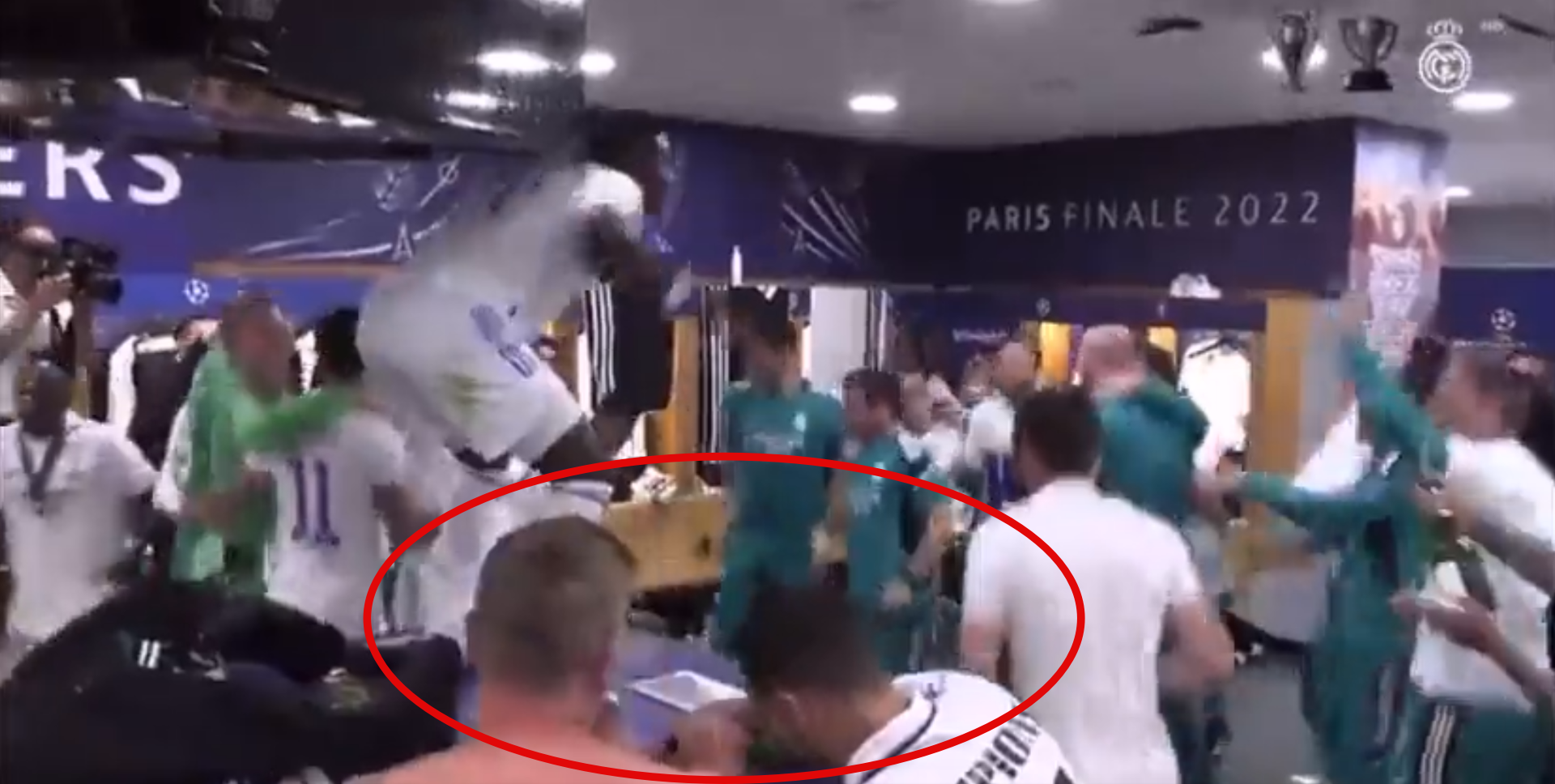 Wielka feta w szatni Realu Madryt. Hazard chciał poczęstować synka Kroosa szampanem [WIDEO] Obraz wpisu