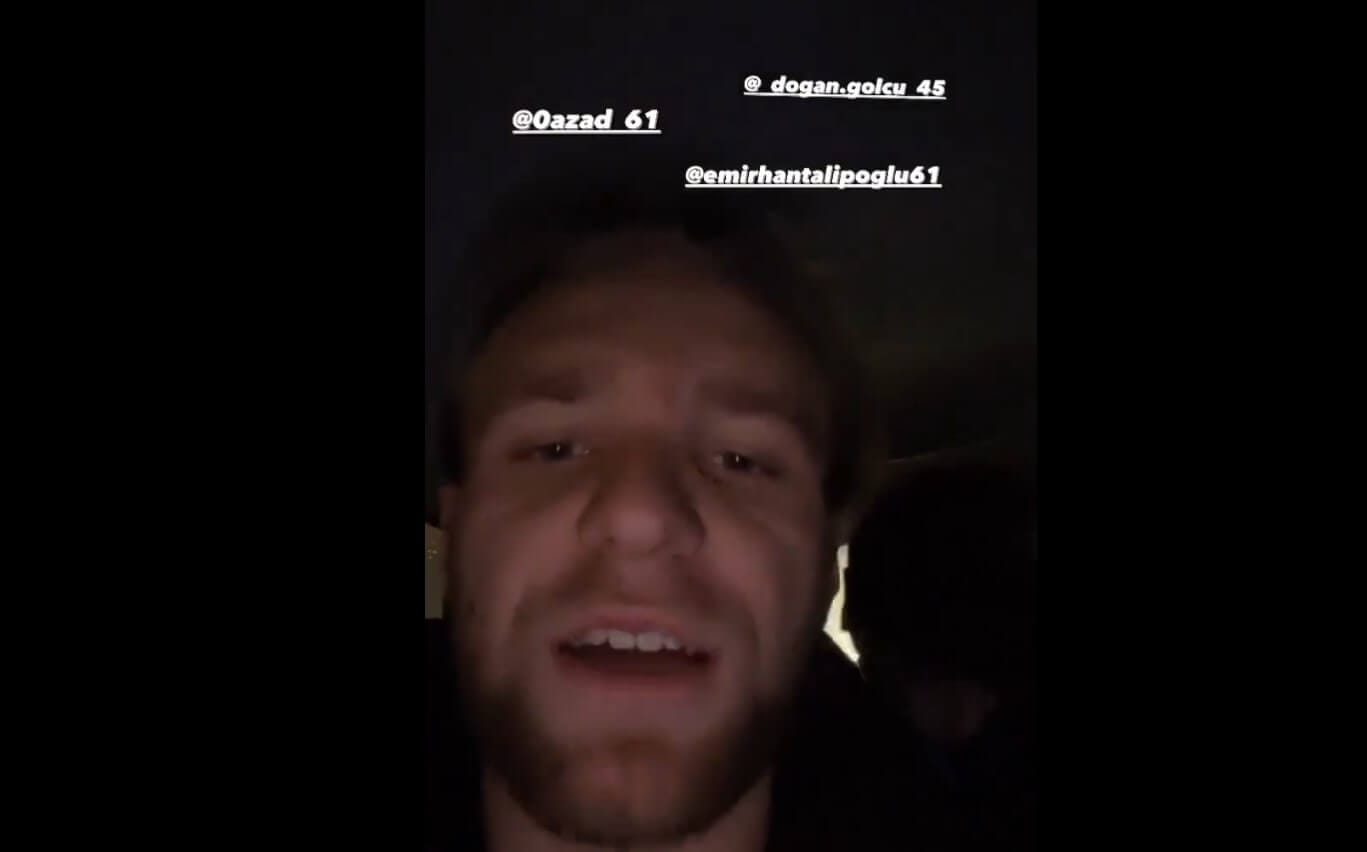 Tymoteusz Puchacz odwiózł tureckich fanów do centrum. „Podbiegli do mnie na światłach, no i ich wiozę” [WIDEO] Obraz wpisu