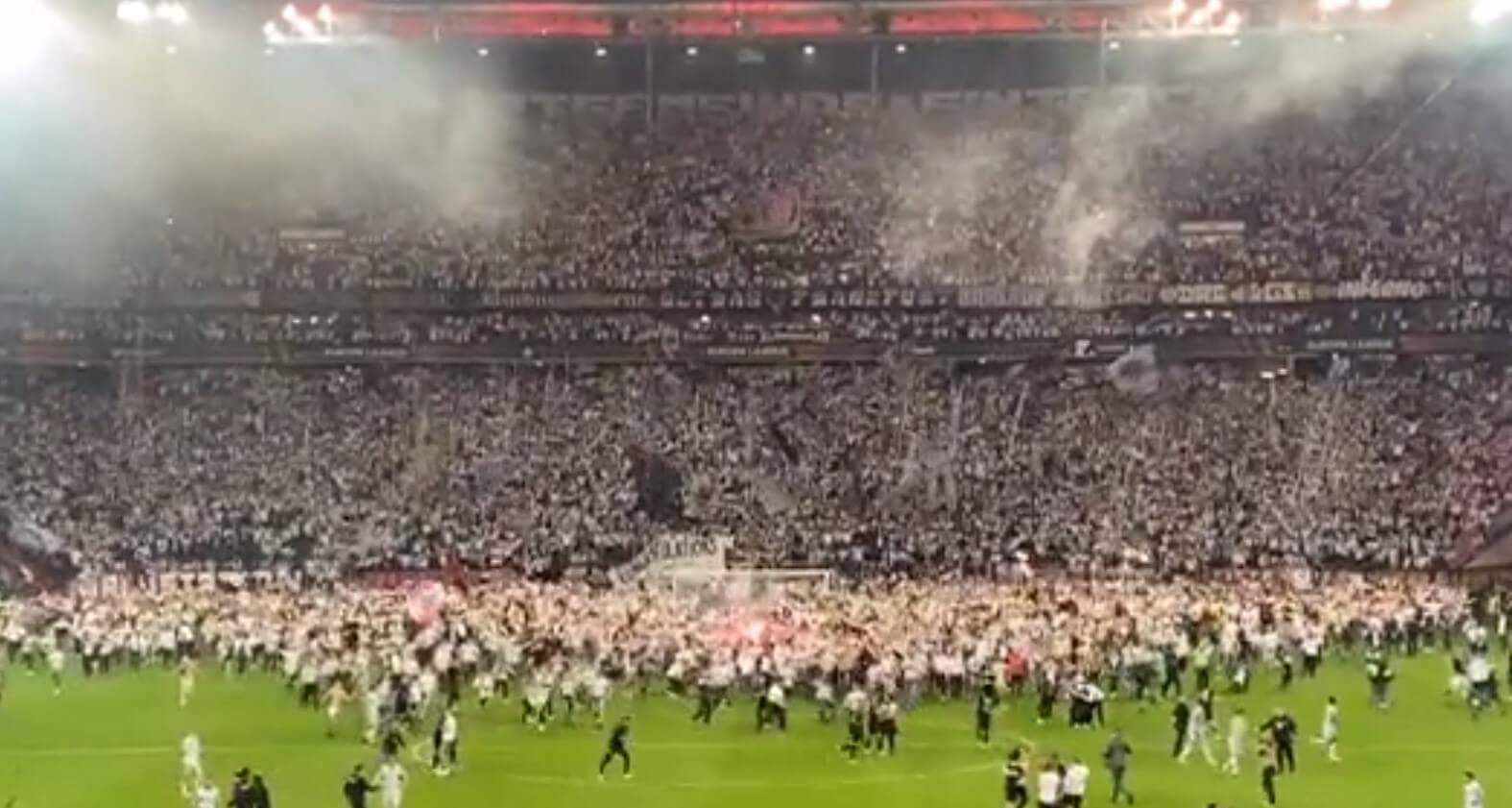 Kibice Eintrachtu Frankfurt wtargnęli na boisko. Wielkie świętowanie awansu do finału Ligi Europy [WIDEO] Obraz wpisu