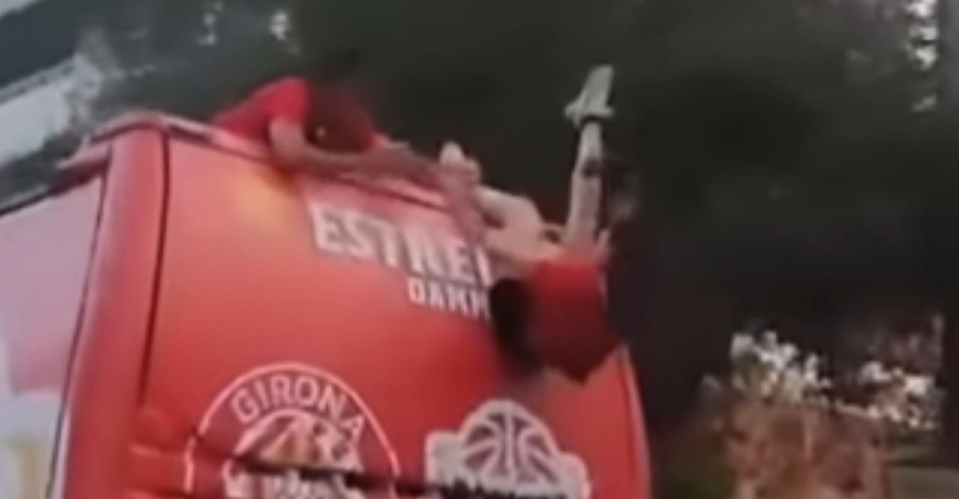 Groźna sytuacja podczas fety Girony. Fotograf prawie wypadła z autobusu [WIDEO] Obraz wpisu
