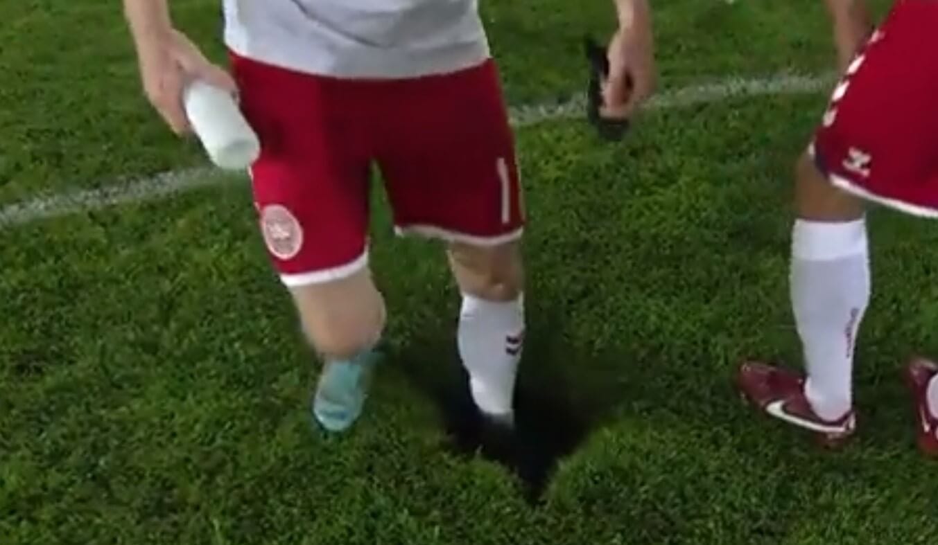 Ogromna dziura w boisku. Na szczęście nikt nie ucierpiał [WIDEO] Obraz wpisu