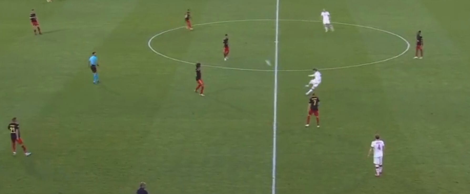 Co autor miał na myśli? Zmiana wykonawcy rzutu wolnego i podanie w aut [WIDEO] Obraz wpisu