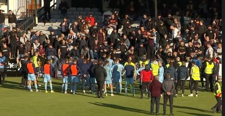 Kibice Pogoni wezwali piłkarzy na rozmowę. „Piłkarze, wracajcie z buta” Obraz wpisu