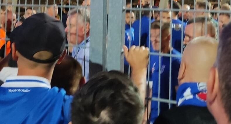 Zamieszanie po meczu Lecha. Kibice dyskutowali z piłkarzami pod płotem Obraz wpisu