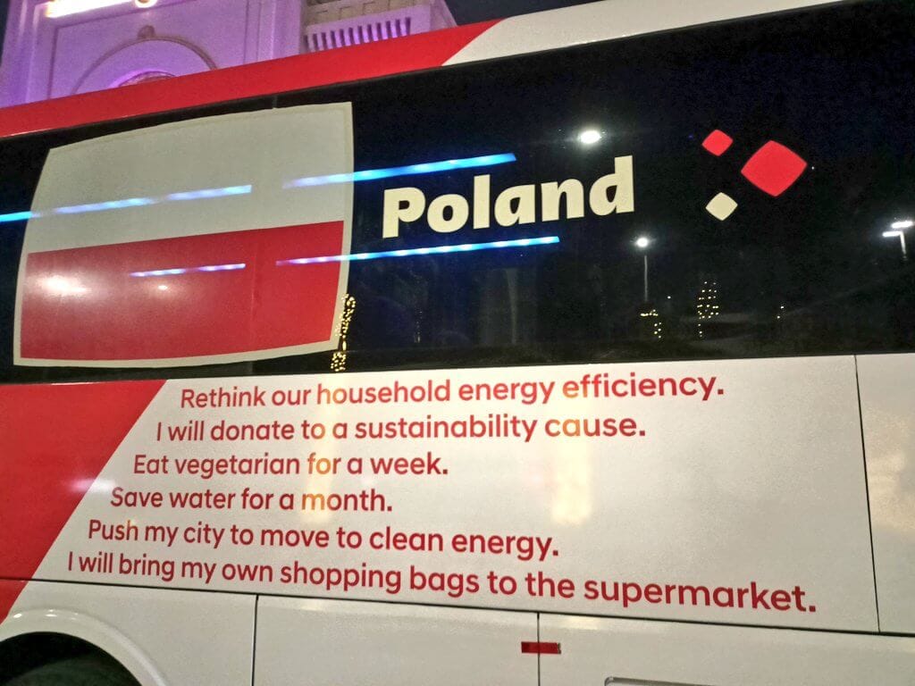 Nietypowe hasła na autokarze reprezentacji Polski. „Jeśli Polska strzeli gola, zainstaluję panele słoneczne” Obraz wpisu