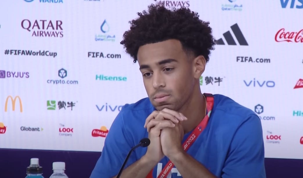 Irański dziennikarz zarzucił Amerykanom złą wymowę i hipokryzję. Spokojna odpowiedź Tylera Adamsa [WIDEO] Obraz wpisu