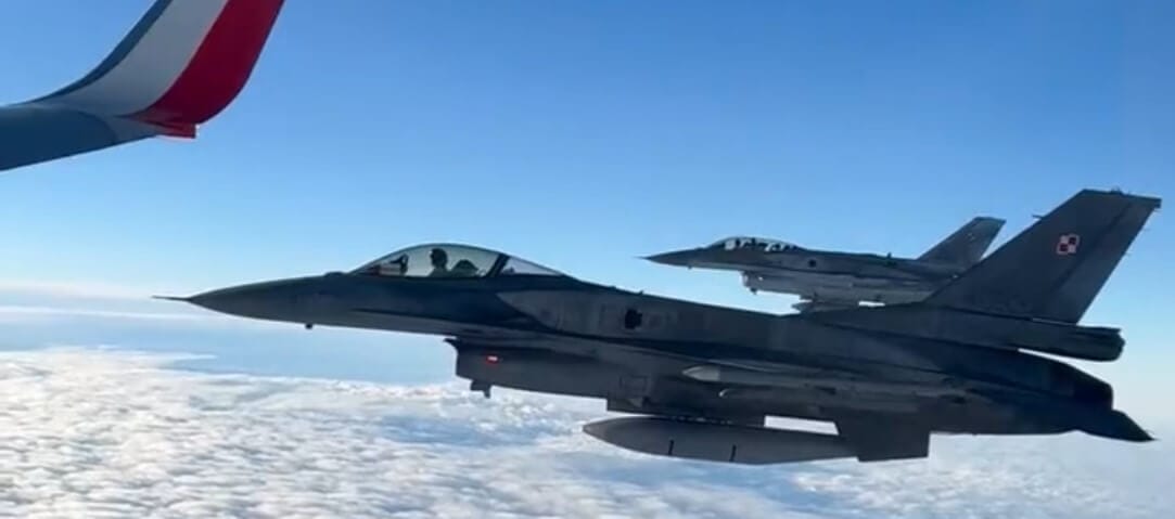 Polacy wylecieli do Kataru. Eskortowały ich wojskowe samoloty [WIDEO] Obraz wpisu