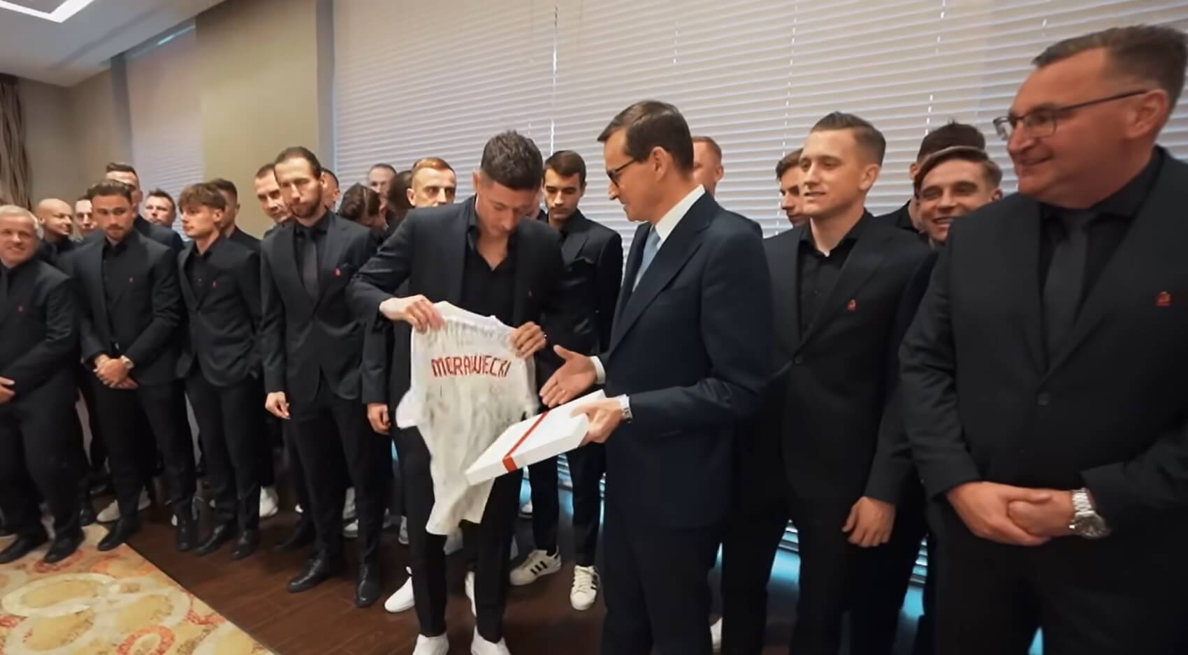 PZPN nic nie wiedział o spotkaniu premiera Morawieckiego z reprezentacją Polski. Spotkanie zaaranżował selekcjoner Obraz wpisu