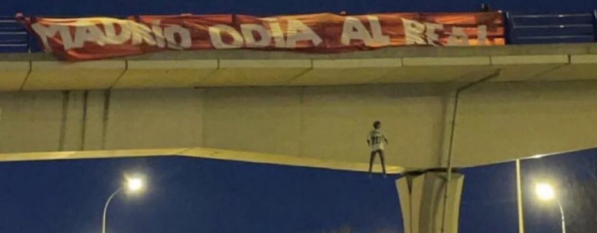 Skandaliczne zachowanie kibiców Atletico przed derbami Madrytu. Transparent i wisząca lalka w stroju Viniciusa Obraz wpisu