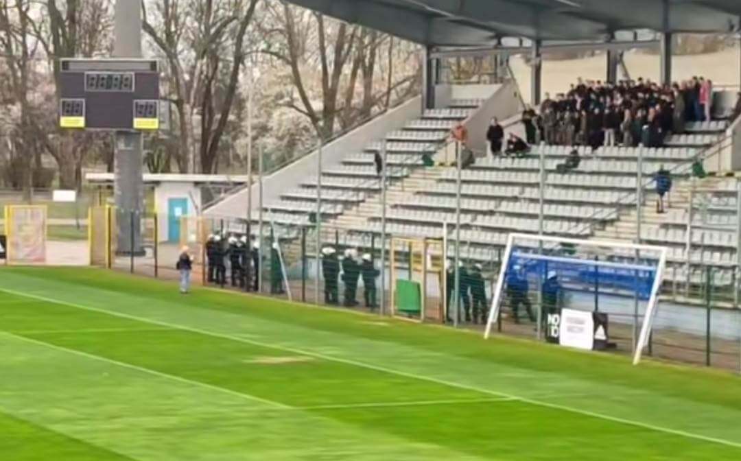 Kuriozalne testy policji na stadionie w Legnicy. Uczniowie imitowali zachowanie kiboli [WIDEO] Obraz wpisu