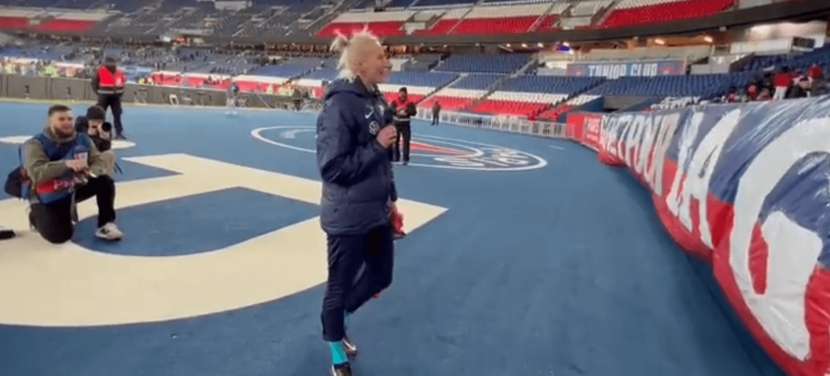 Kibice PSG docenili Katarzynę Kiedrzynek. Specjalna oprawa dla polskiej bramkarki [WIDEO] Obraz wpisu