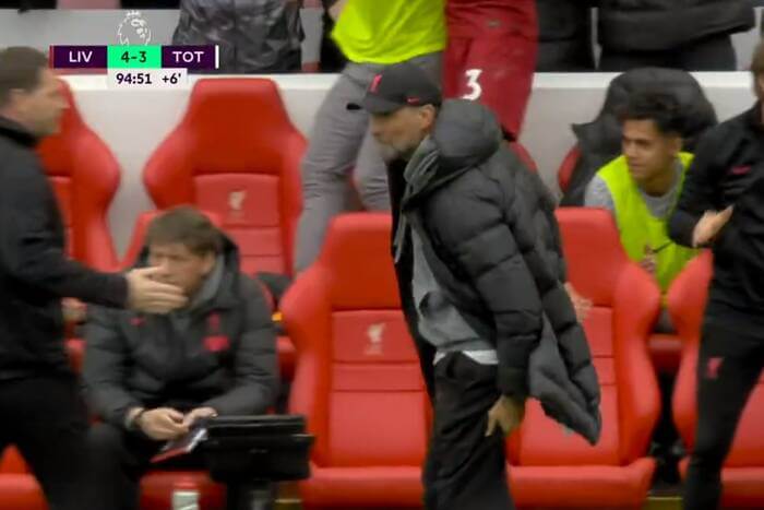Juergen Klopp doznał kontuzji świętując wygraną Liverpoolu. Kuriozalne obrazki na Anfield [WIDEO] Obraz wpisu