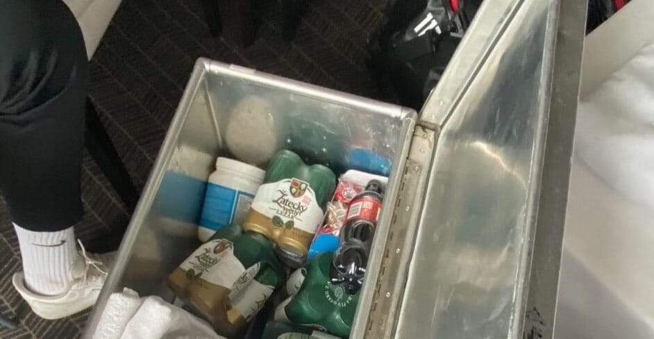 Afera alkoholowa w reprezentacji do lat 15. W skrzynkach ze „sprzętem” znaleziono piwo Obraz wpisu