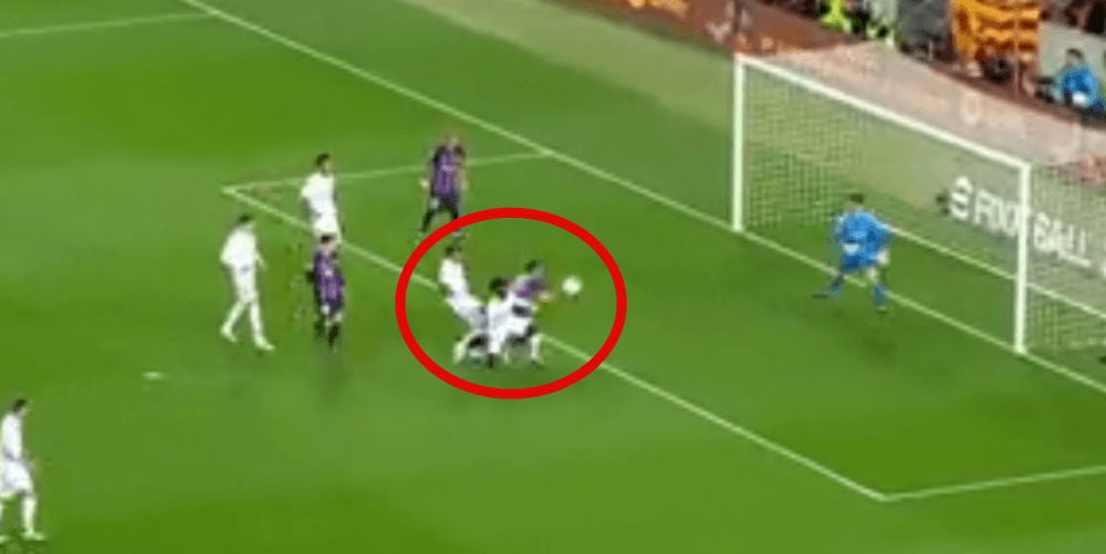 Kontrowersje po El Clasico. Barcelonie należał się karny po faulu na Lewandowskim? [WIDEO] Obraz wpisu