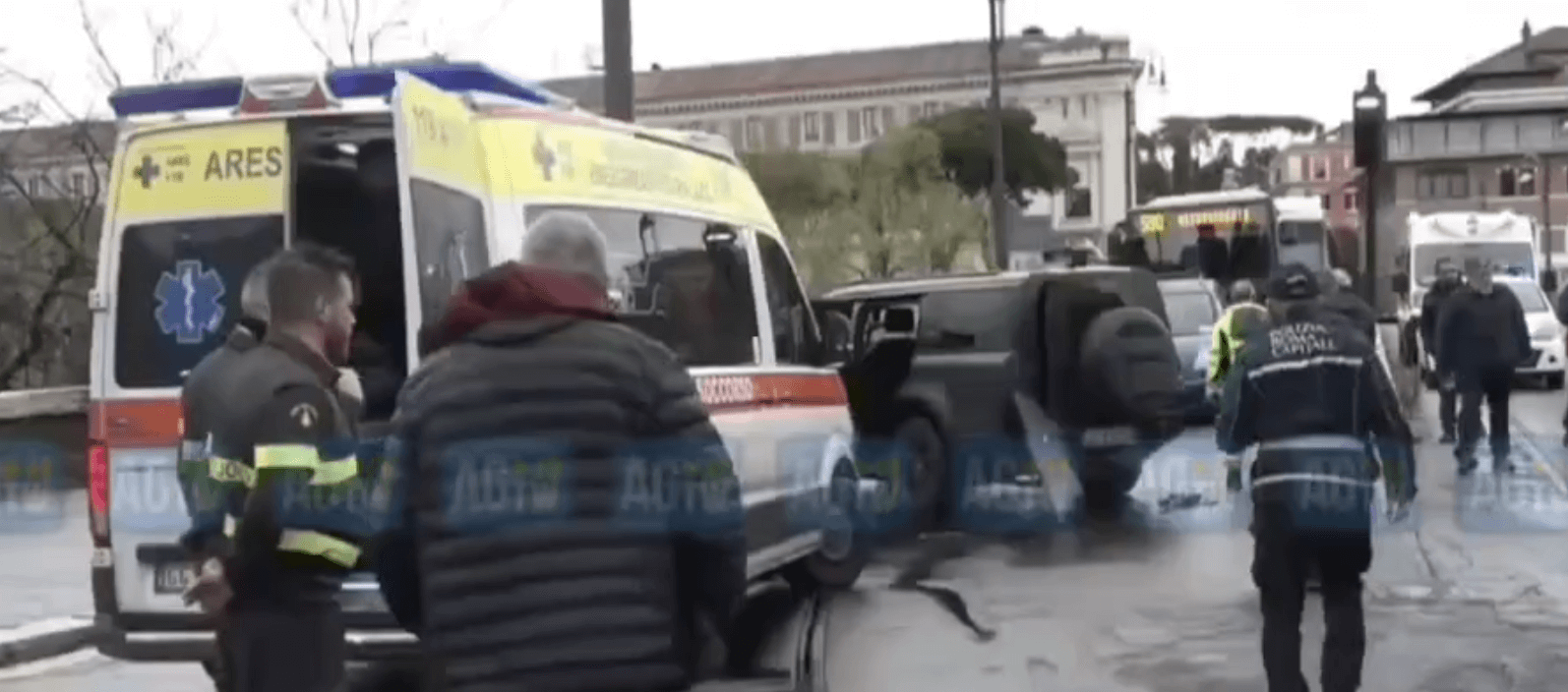 Immobile rozpoczął niedzielę od stłuczki z tramwajem. Spore zniszczenia samochodu włoskiego napastnika [WIDEO] Obraz wpisu