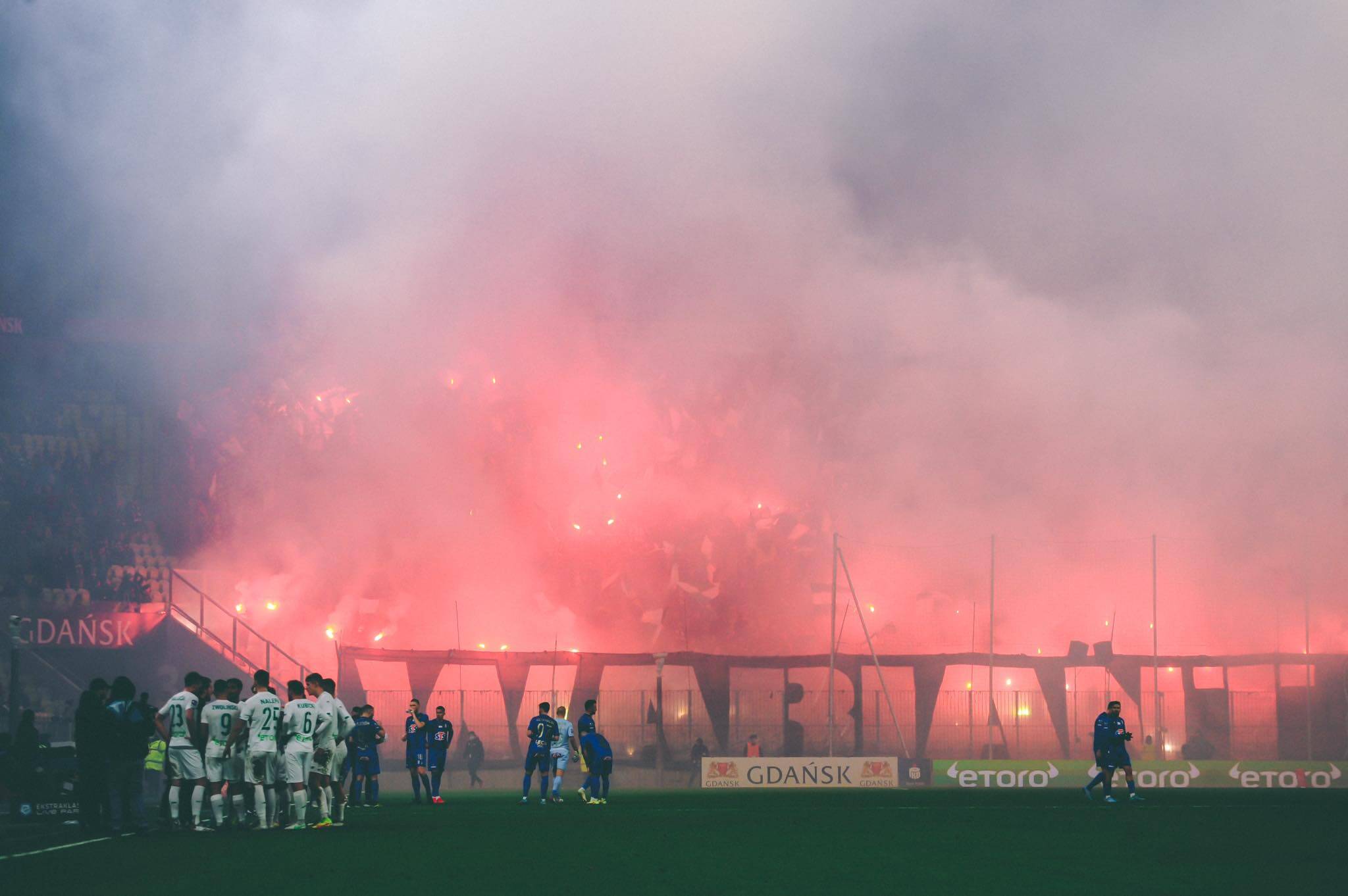 Sroga kara dla Lechii Gdańsk! Walkower, kara pieniężna i zakaz organizacji wyjazdów kibiców Obraz wpisu