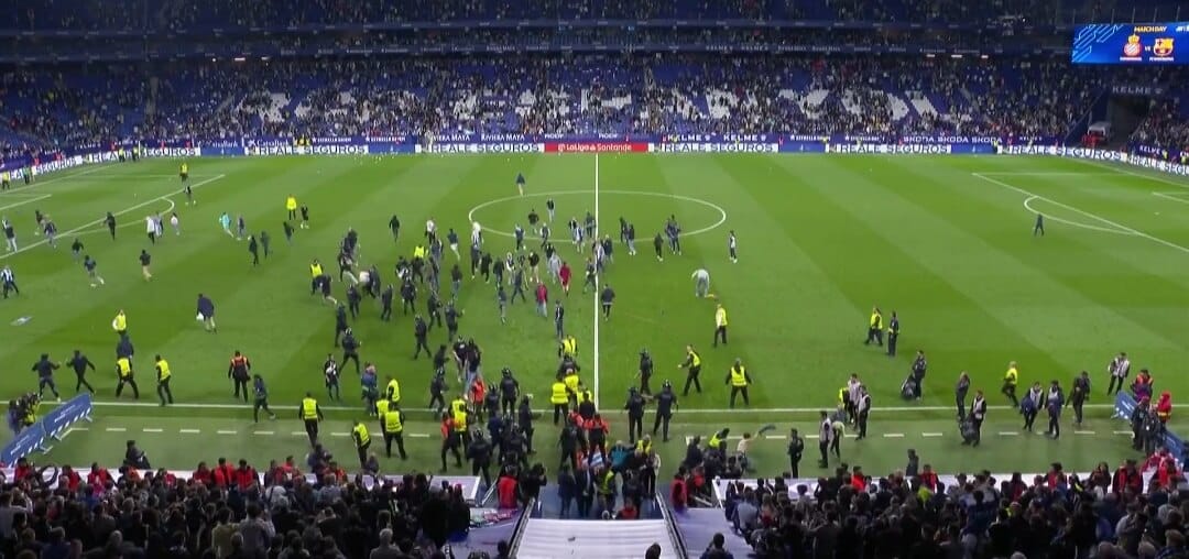 FC Barcelona świętowała zdobycie mistrzostwa Hiszpanii. Celebrację przerwali jej kibice Espanyolu [WIDEO] Obraz wpisu