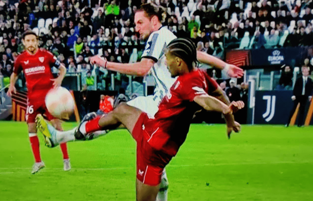 Spora kontrowersja w półfinale Ligi Europy. Juventus powinien otrzymać rzut karny Obraz wpisu