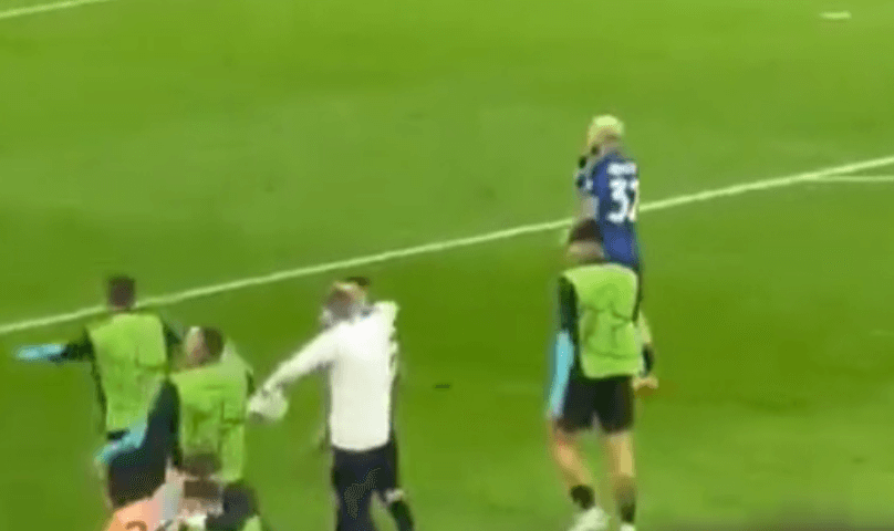 Kibice Milanu zagrozili piłkarzowi Interu. Dimarco przeprosił za obraźliwe przyśpiewki Obraz wpisu