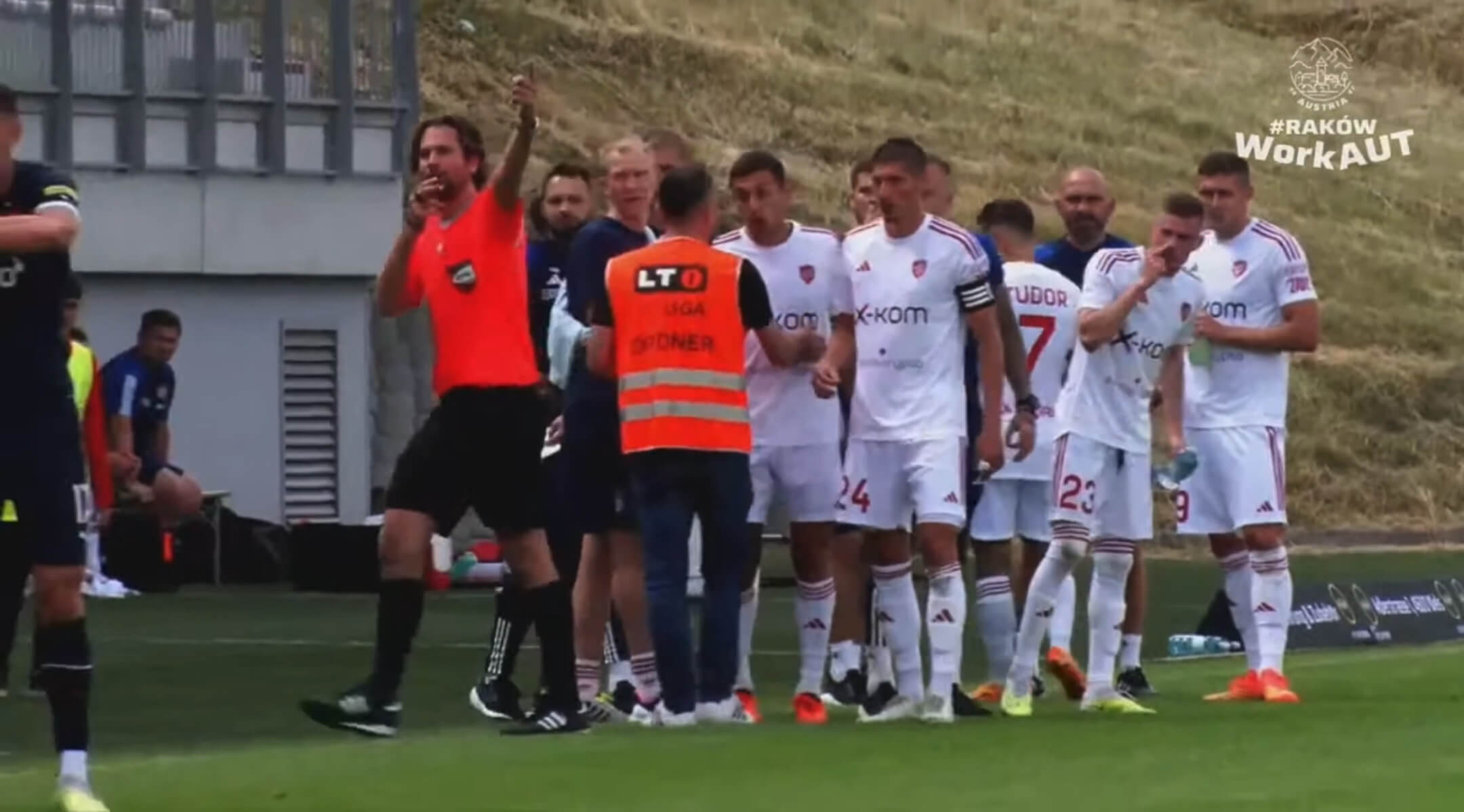 Sędzia pokazał czerwoną kartkę, po czym zszedł z boiska. Niecodzienna sytuacja w sparingu Rakowa ze Slavią Obraz wpisu