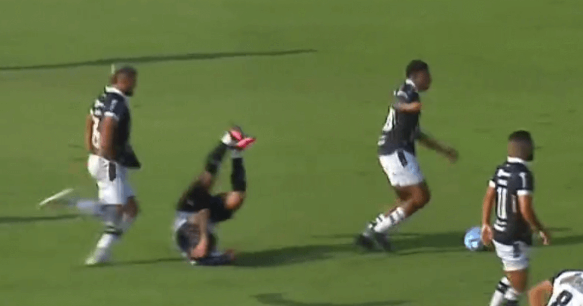 Agresywne zachowanie piłkarza w Brazylii. Kopnął swojego przeciwnika w głowę [WIDEO] Obraz wpisu