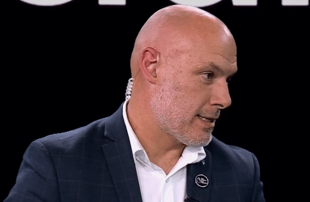 Howard Webb znalazł wymówkę na wielki błąd sędziego w hicie Premier League. „Nie chciał mieć negatywnego wpływu” Obraz wpisu