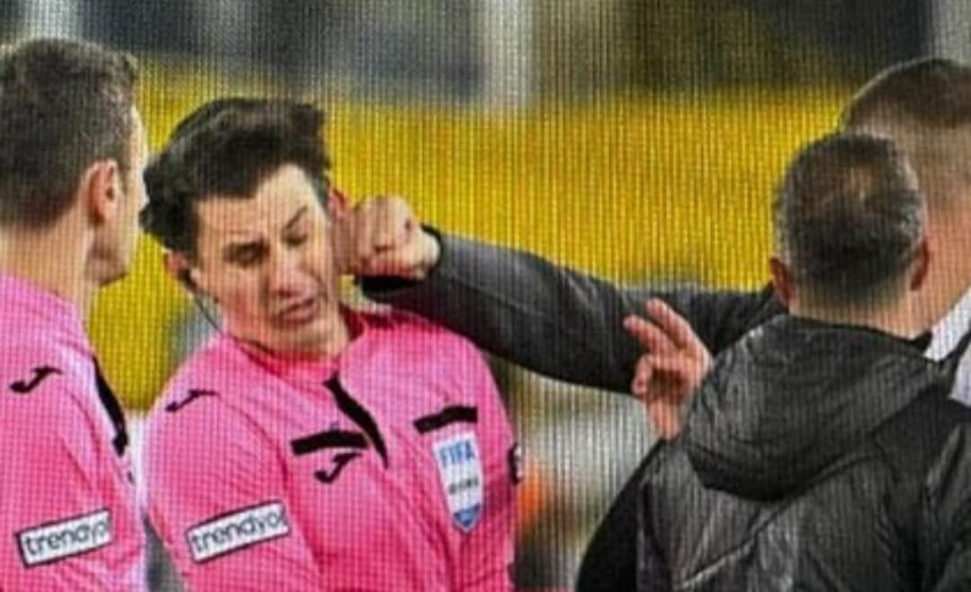 Skandal w Turcji! Sędzia brutalnie pobity przez prezesa klubu [WIDEO] Obraz wpisu