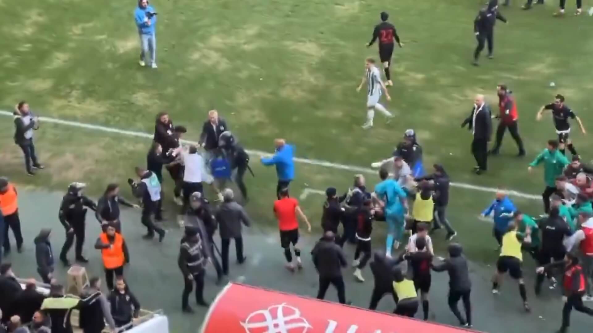 Kolejny skandal w Turcji. Szarpanina na boisku, w sumie 5 czerwonych kartek [WIDEO] Obraz wpisu